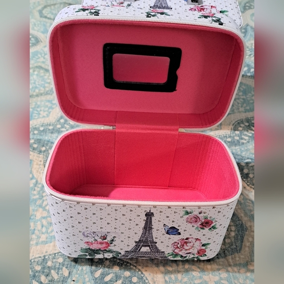 Boutique Love in Paris Rhinestone Beauty Train Cases Set of 3 - Picture 8 of 11